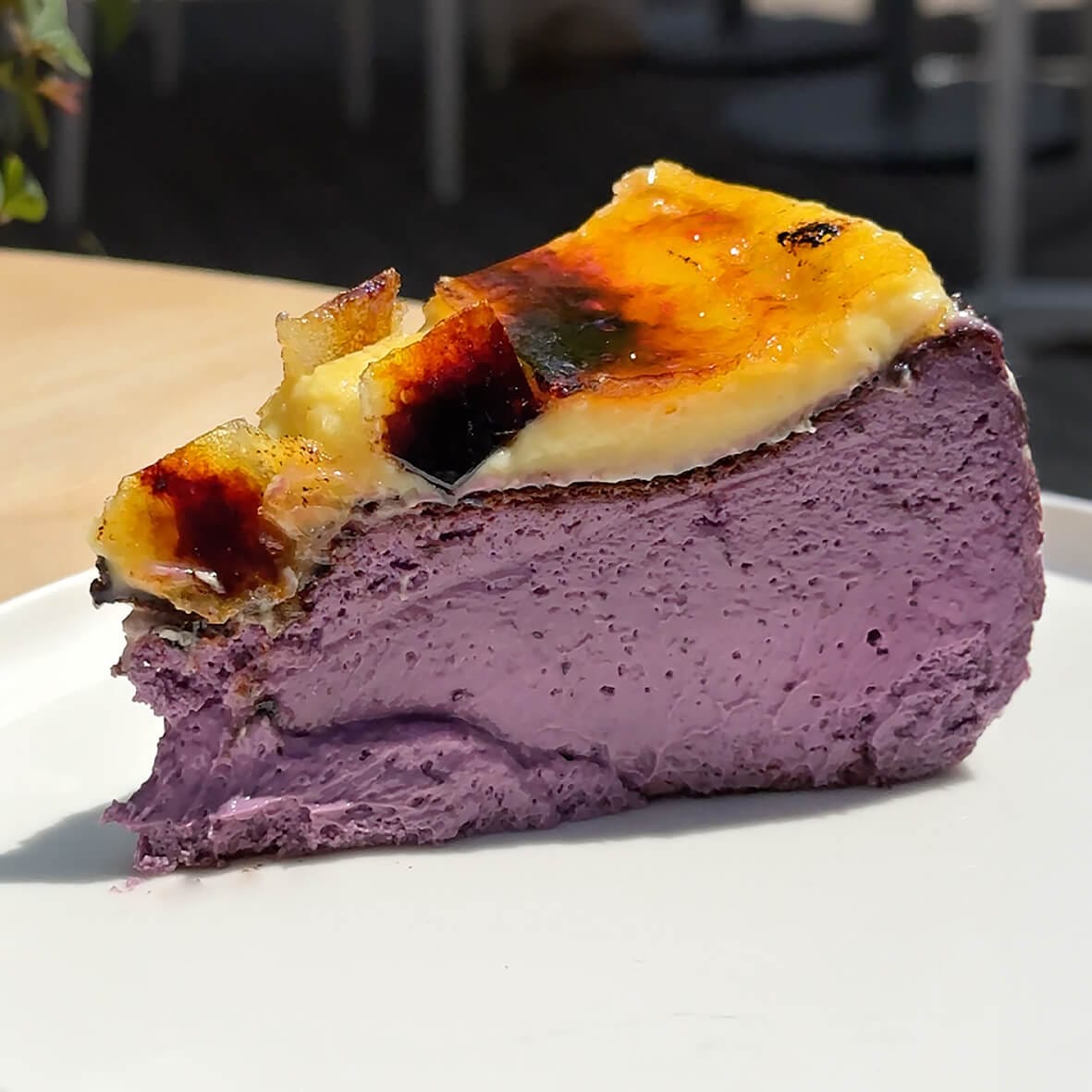 Чорничний Баскський чизкейк Сан Себастьян з лемонним крем-брюле Cheesecake Family