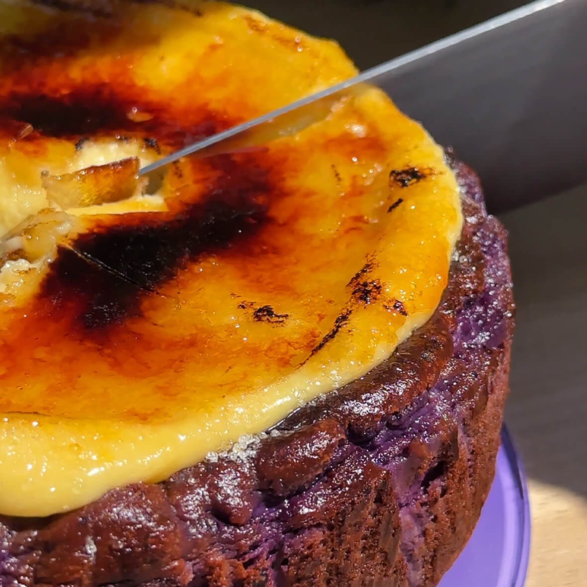 Чорничний Баскський чизкейк Сан Себастьян з лемонним крем-брюле Cheesecake Family