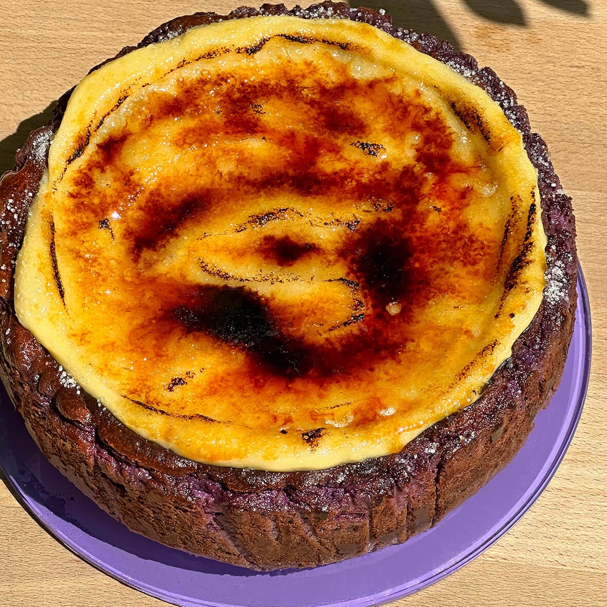 Чорничний Баскський чизкейк Сан Себастьян з лемонним крем-брюле Cheesecake Family