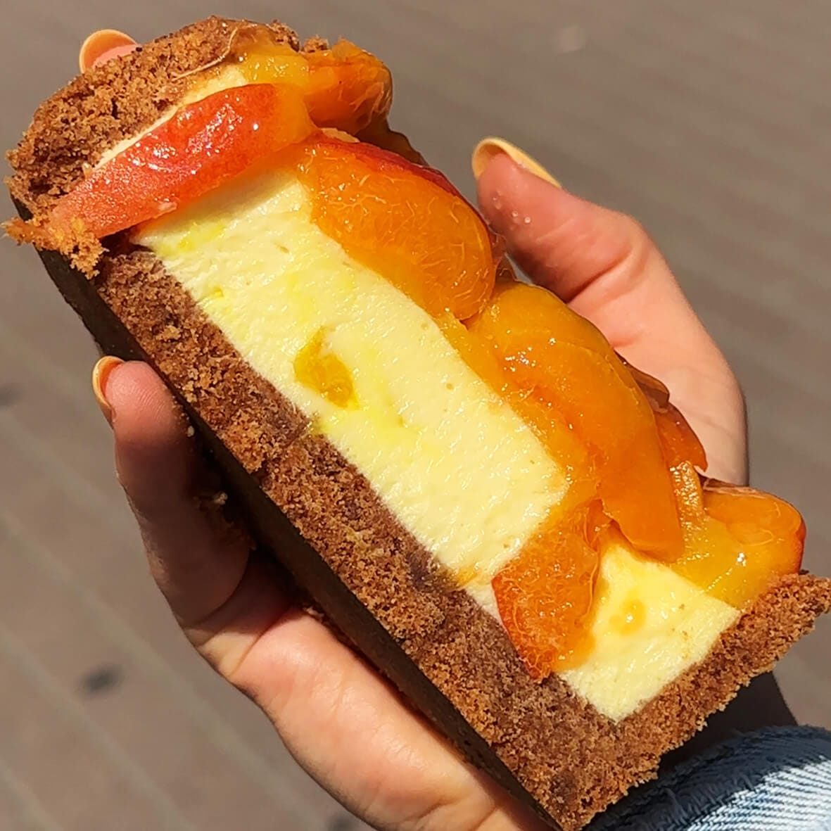 Бенто чізкейк Ананас-Абрикос з абрикосами, вид в розрізі від Cheesecake Family