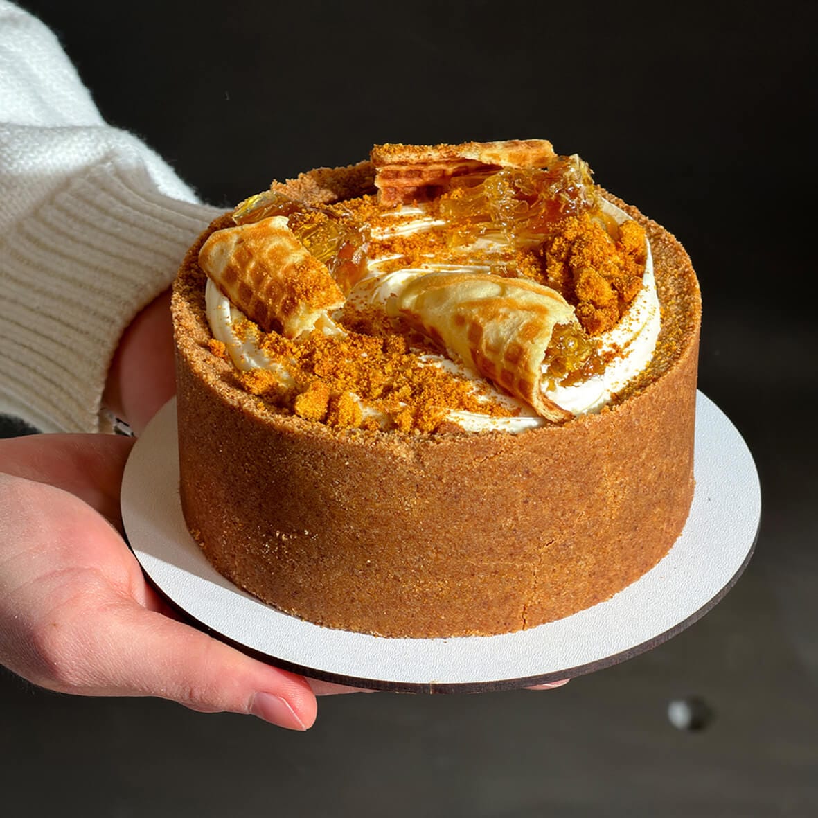 Бенто чизкейк «Медівник» з вафельками та медовими сотами у декорі від Cheesecake Family