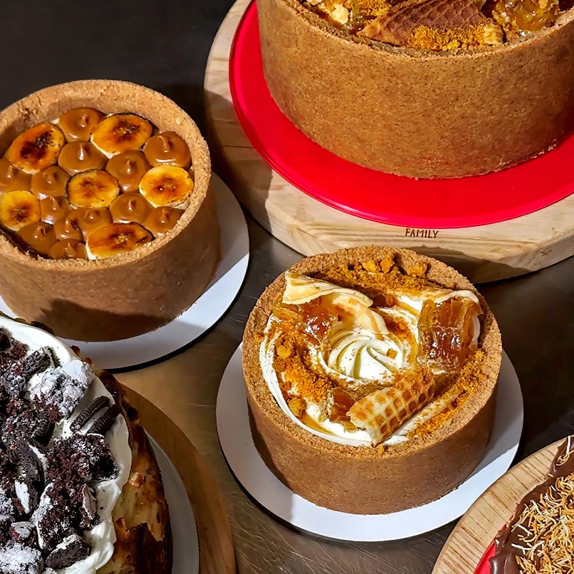 Цікаві маленькі чизкейки бенто медівник з доставкою на свято від Cheesecake Family Київ