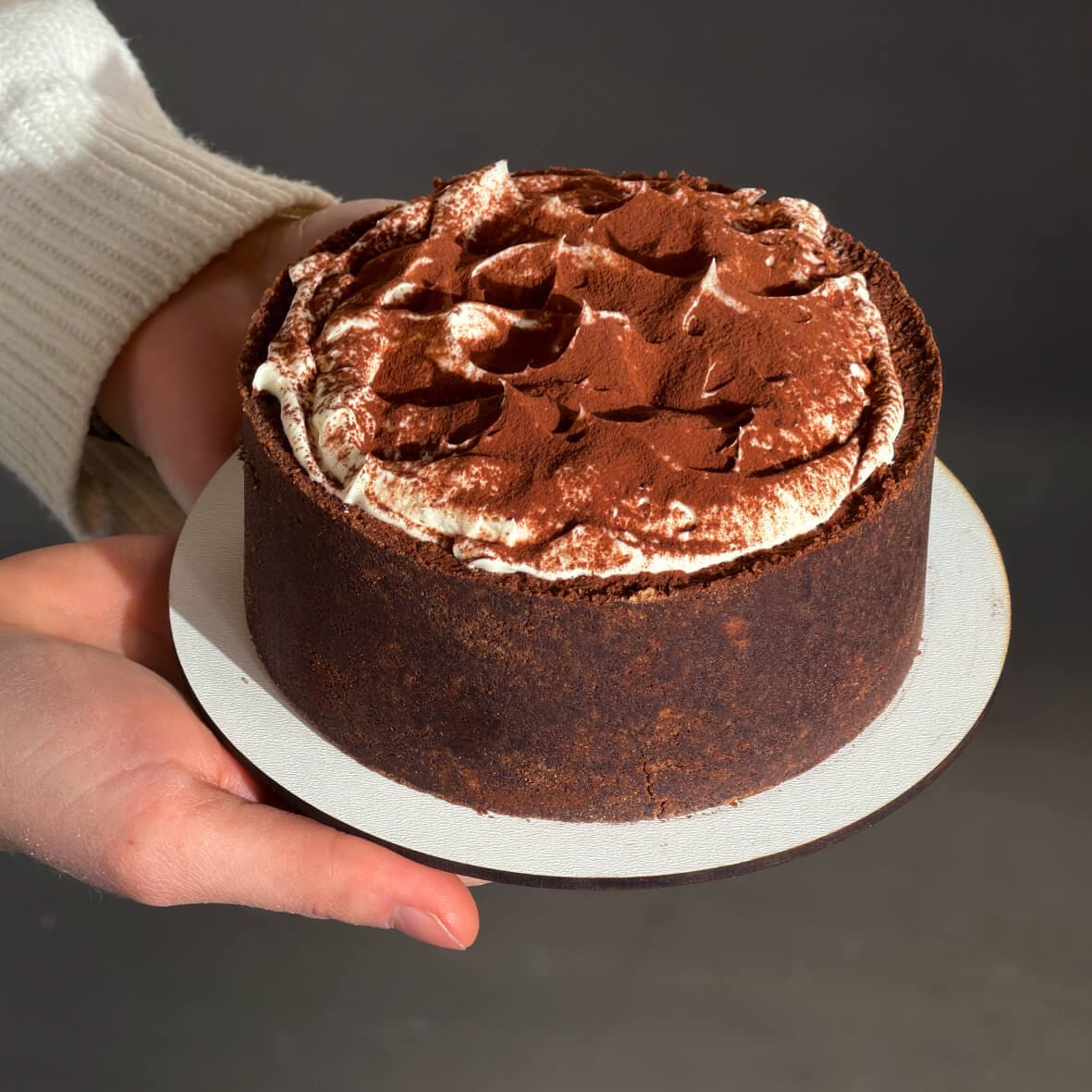 Маленький чизкейк Тірамісу від Cheesecake Family — кремовий кавовий чизкейк із савоярді та какао