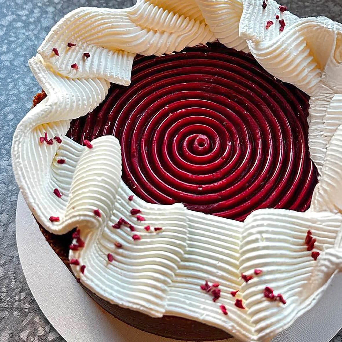 Чізкейк «Нью-Йорк» Cheesecake Family з малиновою спіраллю та вершковим кремом, святковий десерт у Києві.