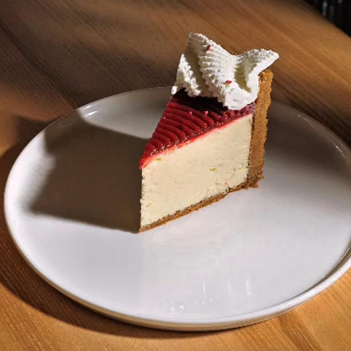 Шматочок чізкейка «Нью-Йорк» Cheesecake Family на тарілці — класичний десерт у Києві.