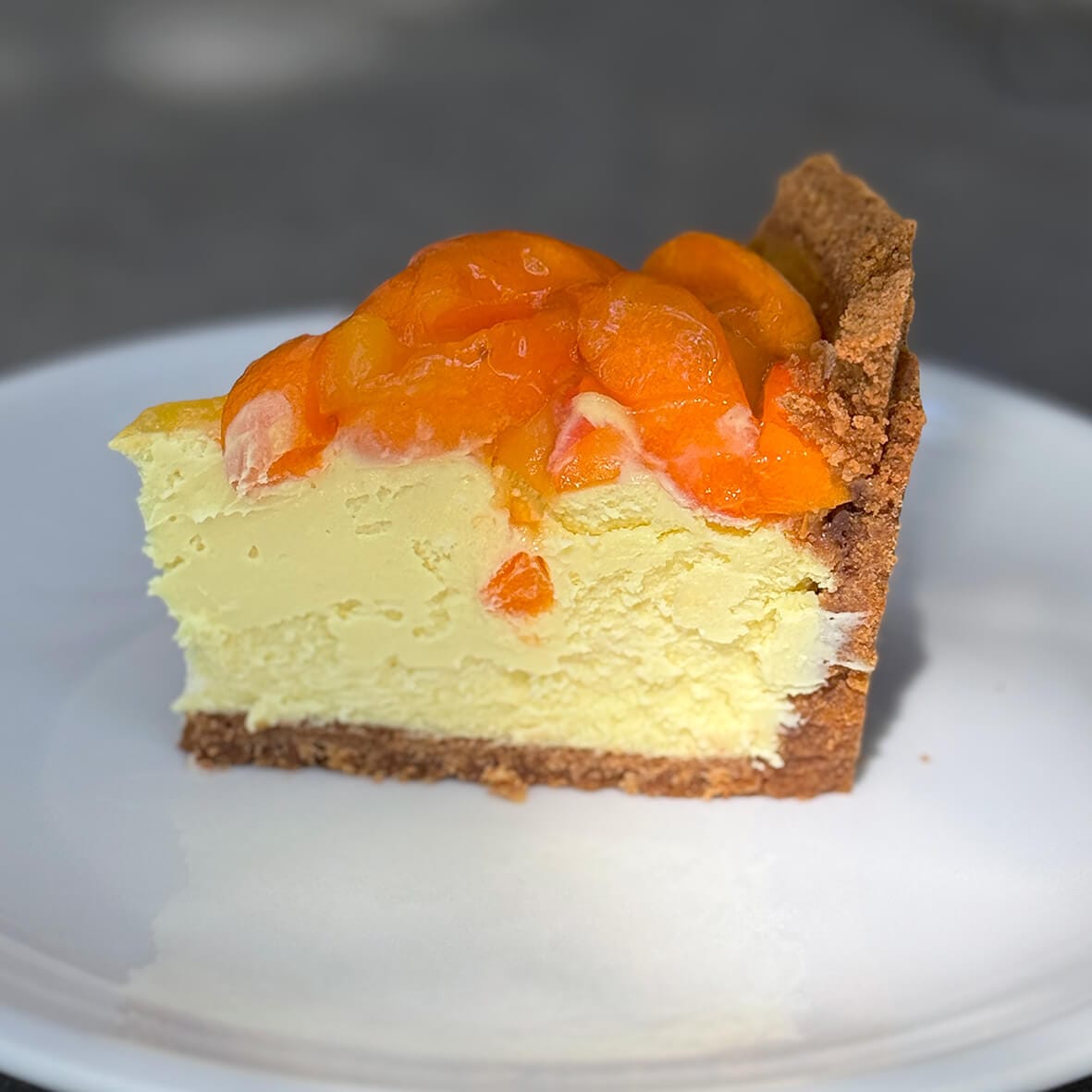 Шматочок чизкейку Ананас-Абрикос з абрикосами і кремовою начинкою від Cheesecake Family