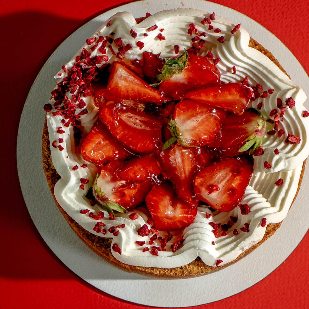 Бенто чизкейк Нью-Йорк з полуницею від Cheesecake Family - вид зверху з пишним вершковим кремом та свіжою полуницею