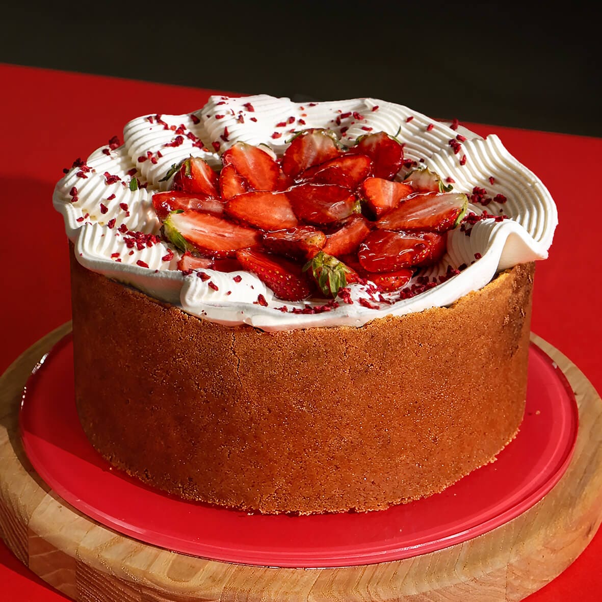 Сезонний чизкейк Нью-Йорк з полуницею Cheesecake Family з вершковим кремом і свіжою полуницею