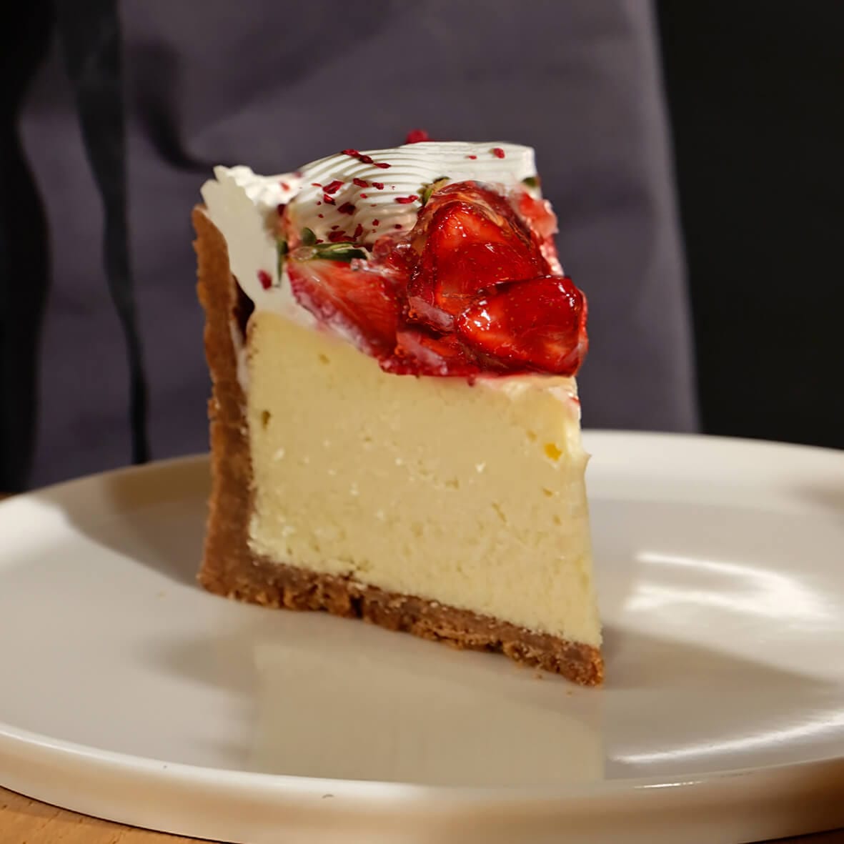 Чизкейк Нью-Йорк з полуницею від Cheesecake Family шматочок в розрізі