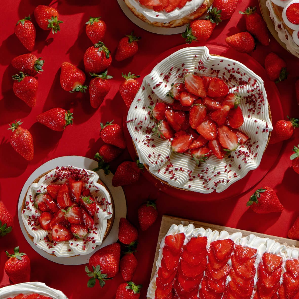 Чизкейк Нью-Йорк з полуницею у двох розмірах великий і бенто від Cheesecake Family