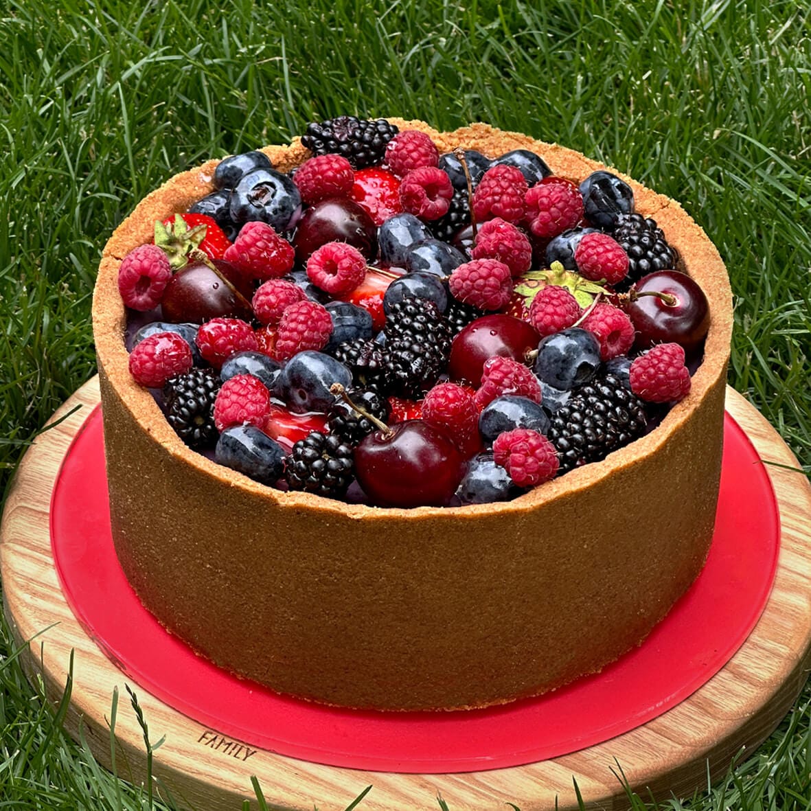 Ожиновий чизкейк «Вері Беррі» від Cheesecake Family зі свіжою малиною, ожиною, лохиною, полуницею та черешнею